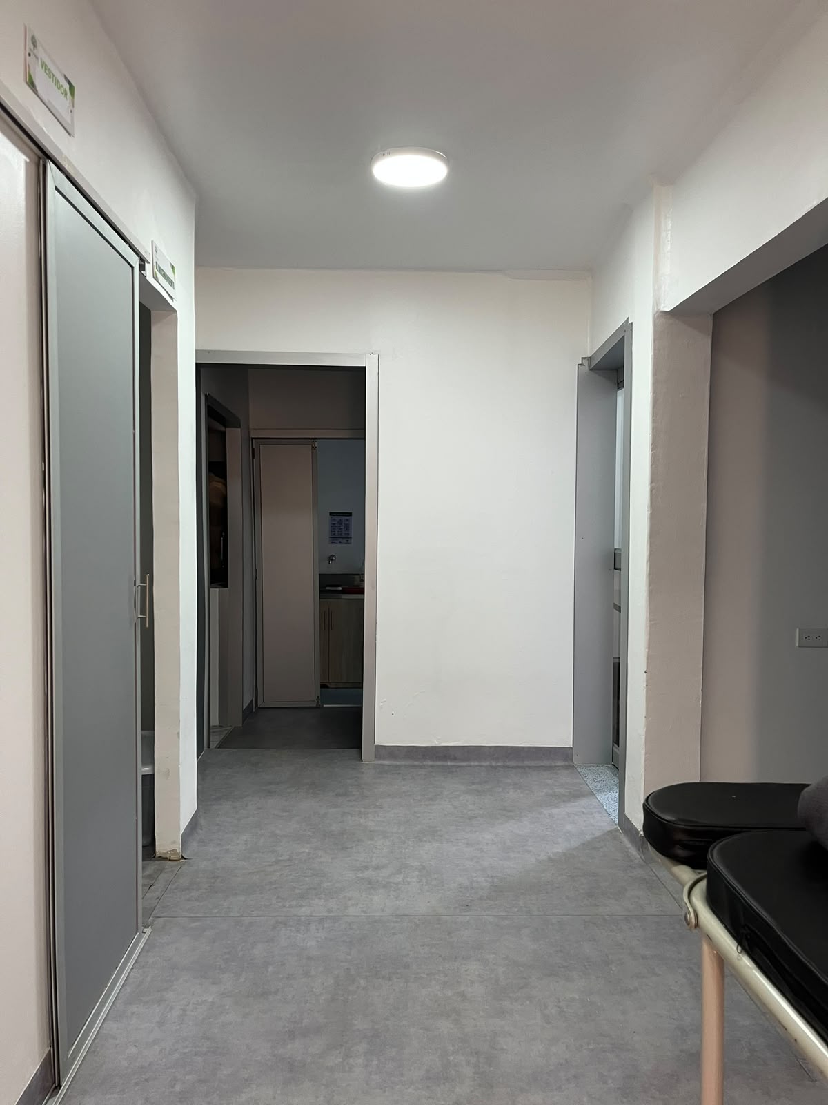 Pasillo interior de San Gabriel Medical Center