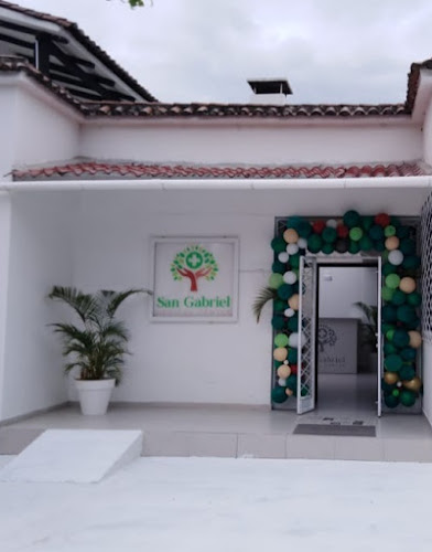 Fachada y entrada principal de San Gabriel Medical Center