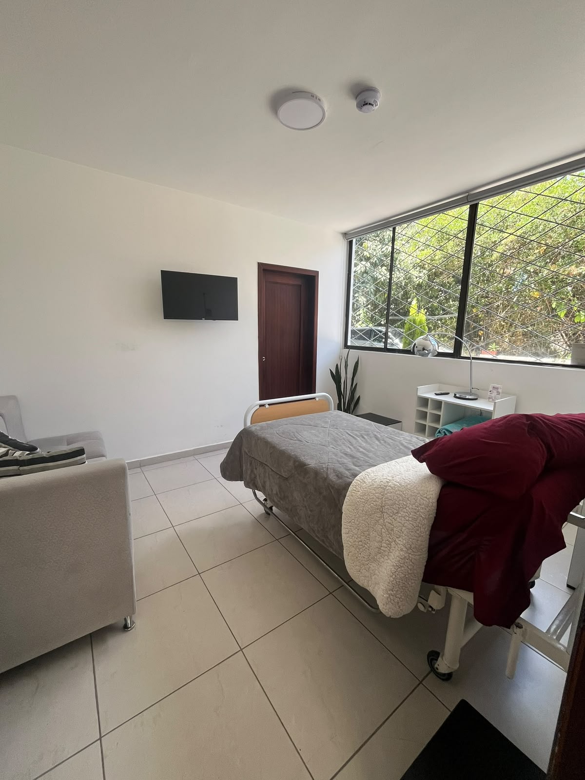 Habitación de recuperación iluminada con luz natural
