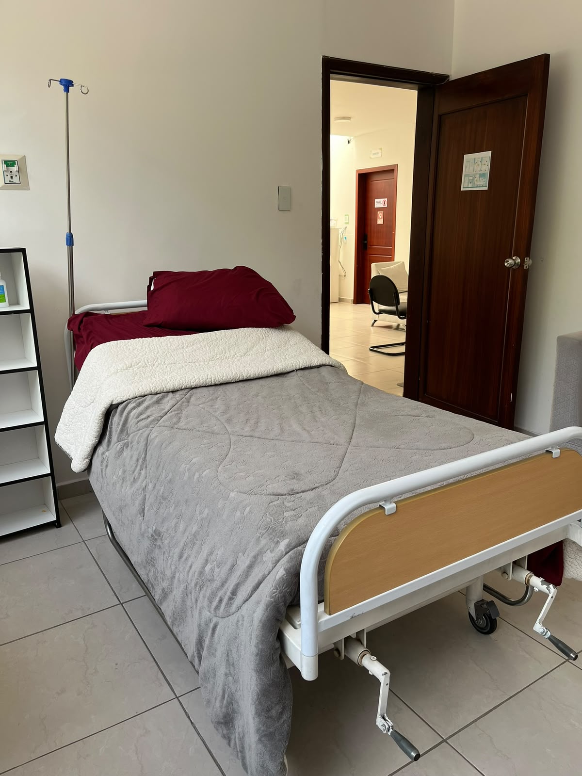 Cama de recuperación y acceso al área de atención