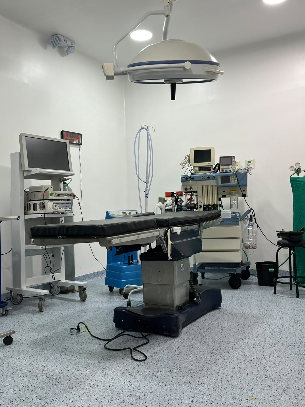 Equipo del quirófano de San Gabriel Medical Center