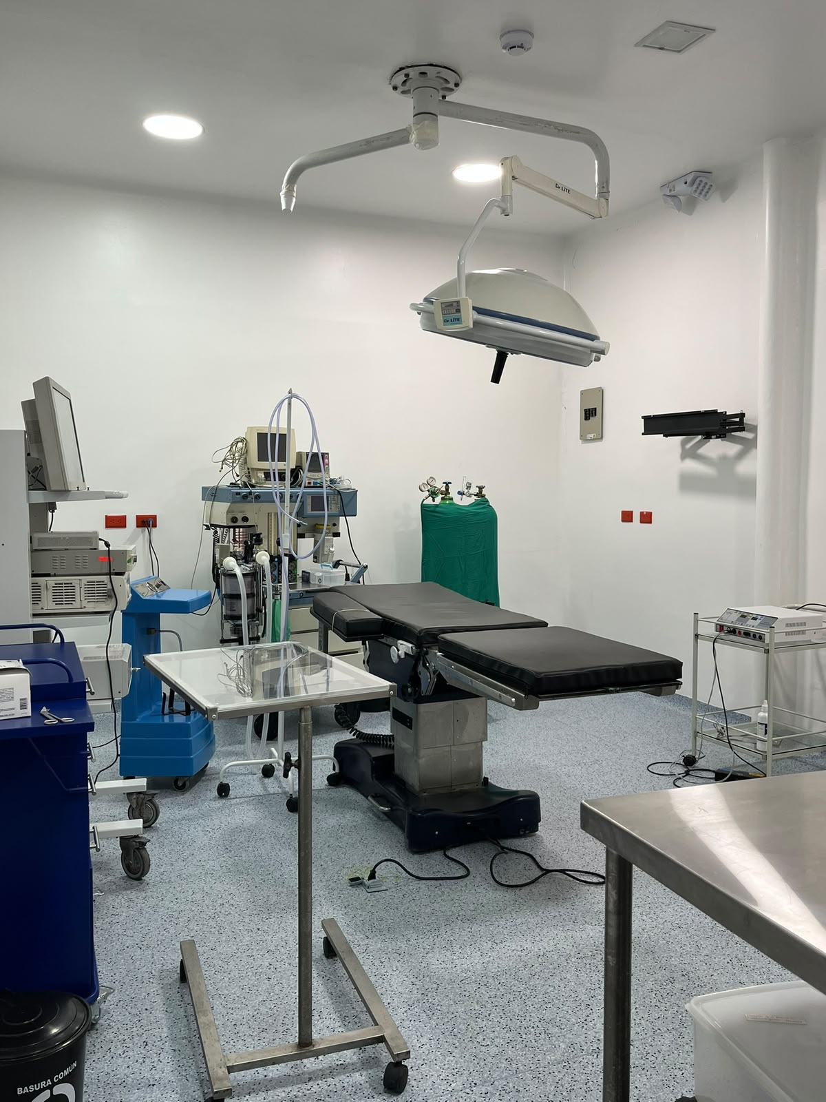Vista lateral del quirófano y su equipamiento