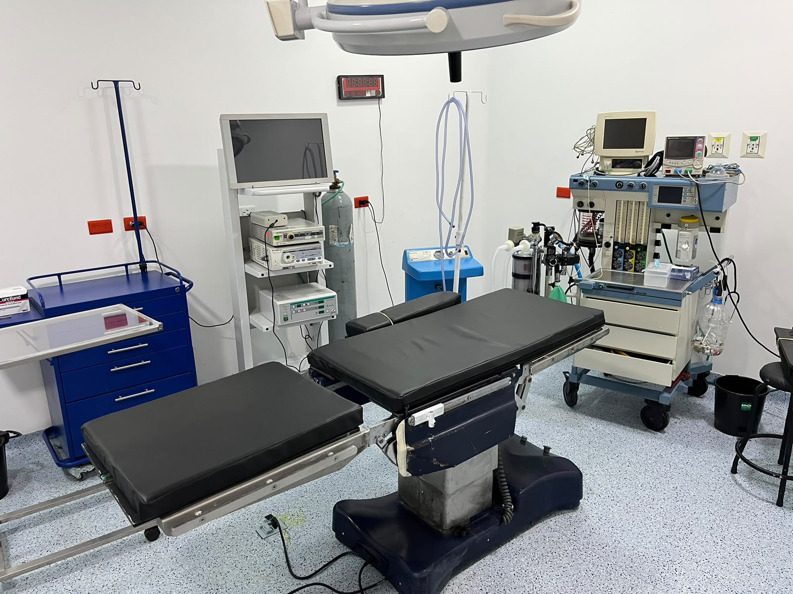 Quirófano de San Gabriel Medical Center con mesa quirúrgica y equipos
