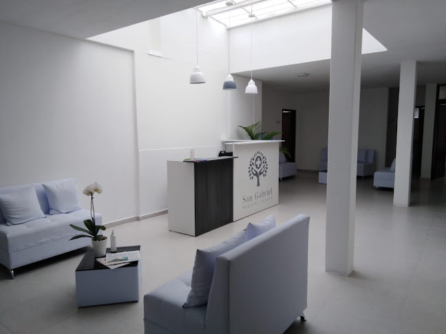 Recepción y sala de espera de San Gabriel Medical Center